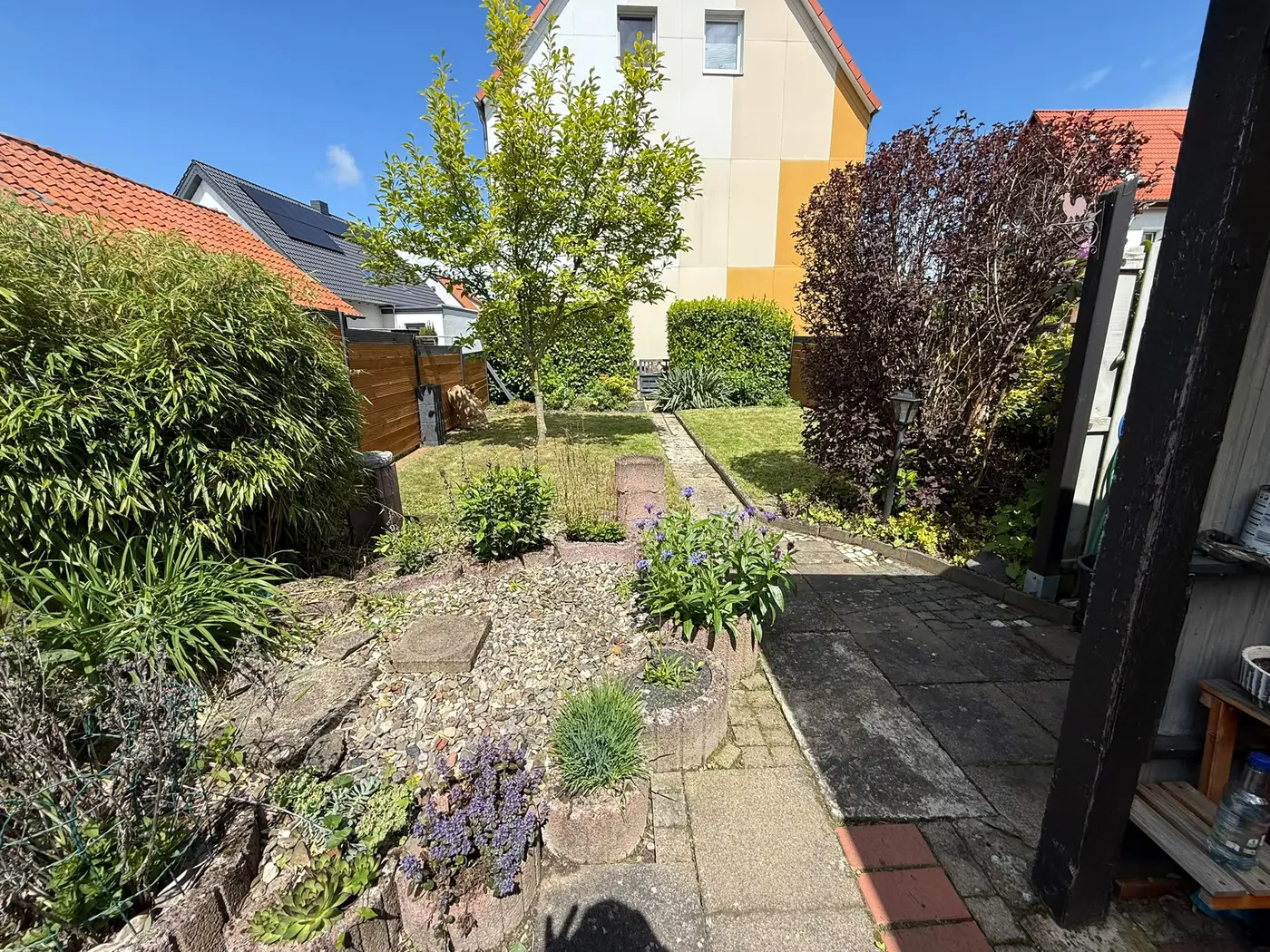 Gepflegter Gartenbereich nach der Pflege